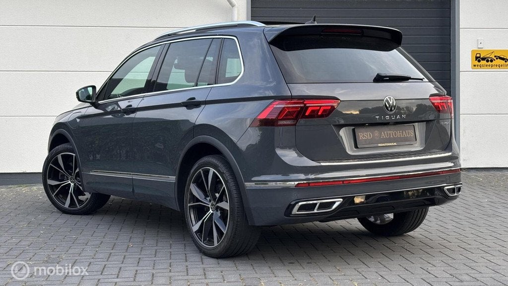 Volkswagen Tiguan 1.4 TSI eHybrid R-Line Pano,Tr.haak,20inch, Auto's, Volkswagen, 1716 kg, Zwart, 4 cilinders, Hybride Elektrisch/Benzine