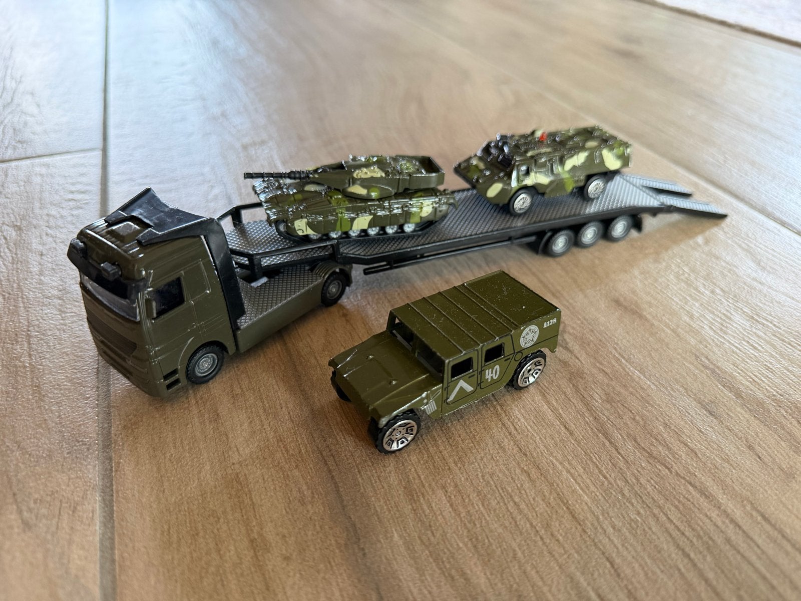 Militair speelgoed: vrachtwagen, tank en jeep, Ophalen of Verzenden, Zo goed als nieuw