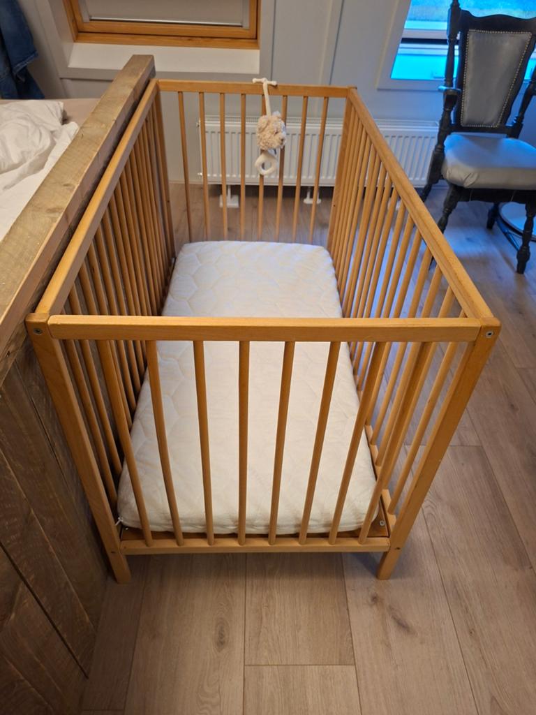 Houten ledikant met matras en aerosleep, Ophalen, Zo goed als nieuw, Ledikant