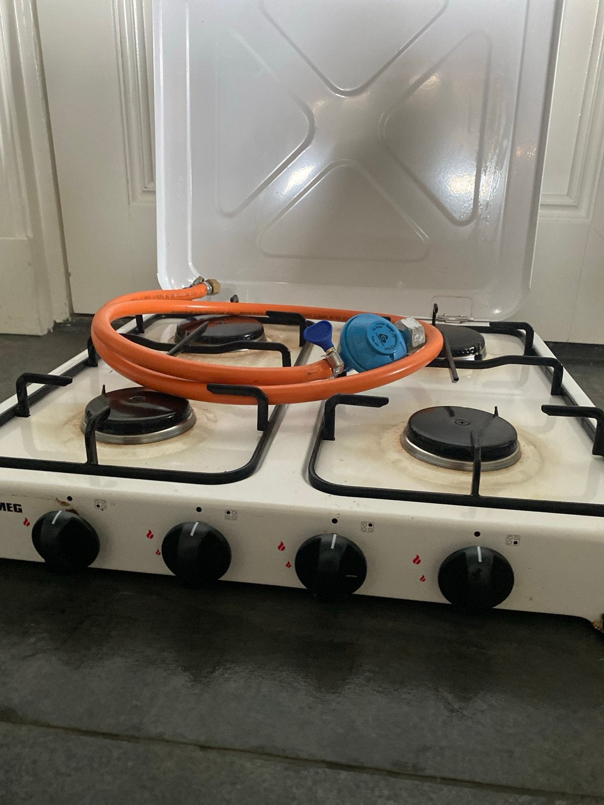 Draagbaar 4-pits gasfornuis met gasslang en drukregelaar, Ophalen, Gebruikt, Minder dan 85 cm, 4 kookzones