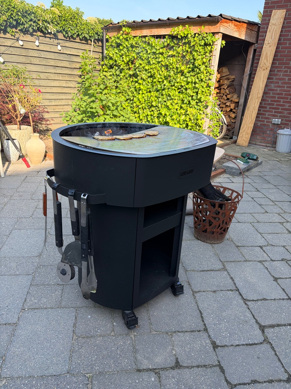 Grill Guru BBQ met accessoires en regenhoes, Ophalen, Zo goed als nieuw