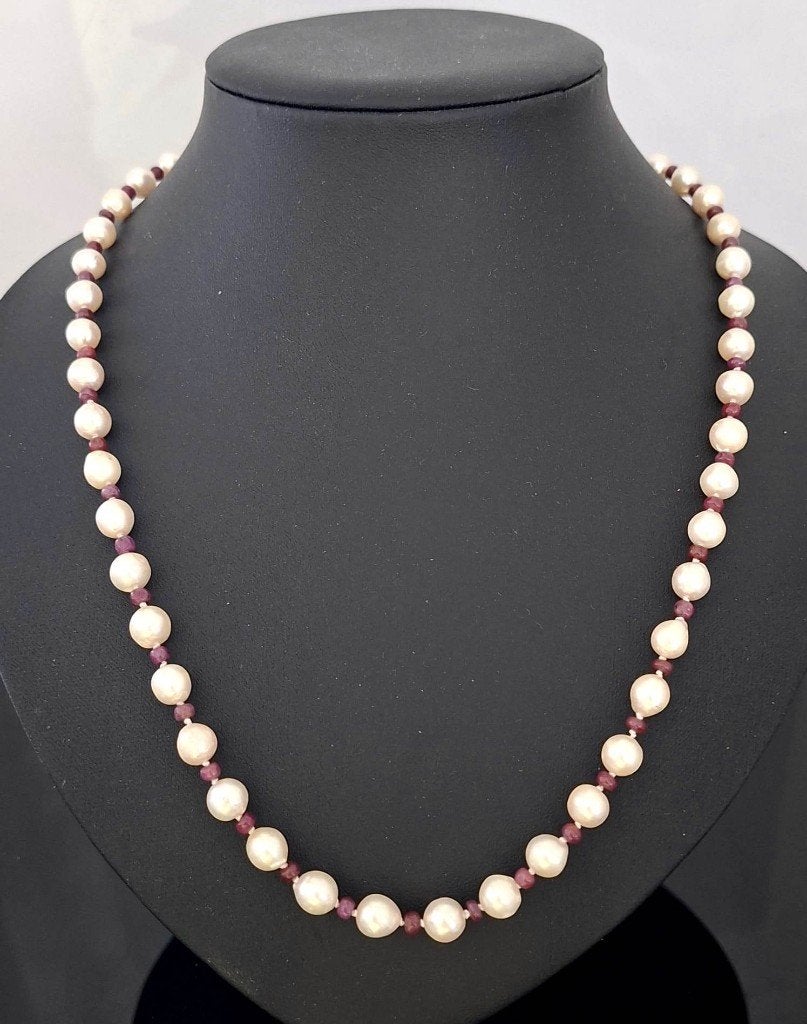 Prachtige 9-KT Witgoud Robijn & Akoya Zoutwater Parelketting, Ophalen of Verzenden, Goud, Ketting, Met edelsteen