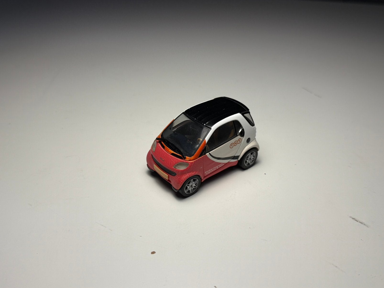 Herpa - Smart City-Coupé TNT - Schaal 1:43, Hobby en Vrije tijd, Modelauto's | 1:43, Verzenden, Gebruikt, Auto, Overige merken