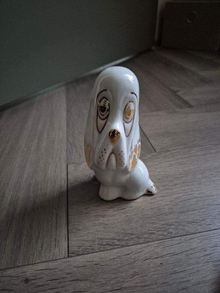 Beeldje wit goud basset Droopy hond, Verzamelen, Beelden en Beeldjes, Ophalen of Verzenden, Zo goed als nieuw, Dier