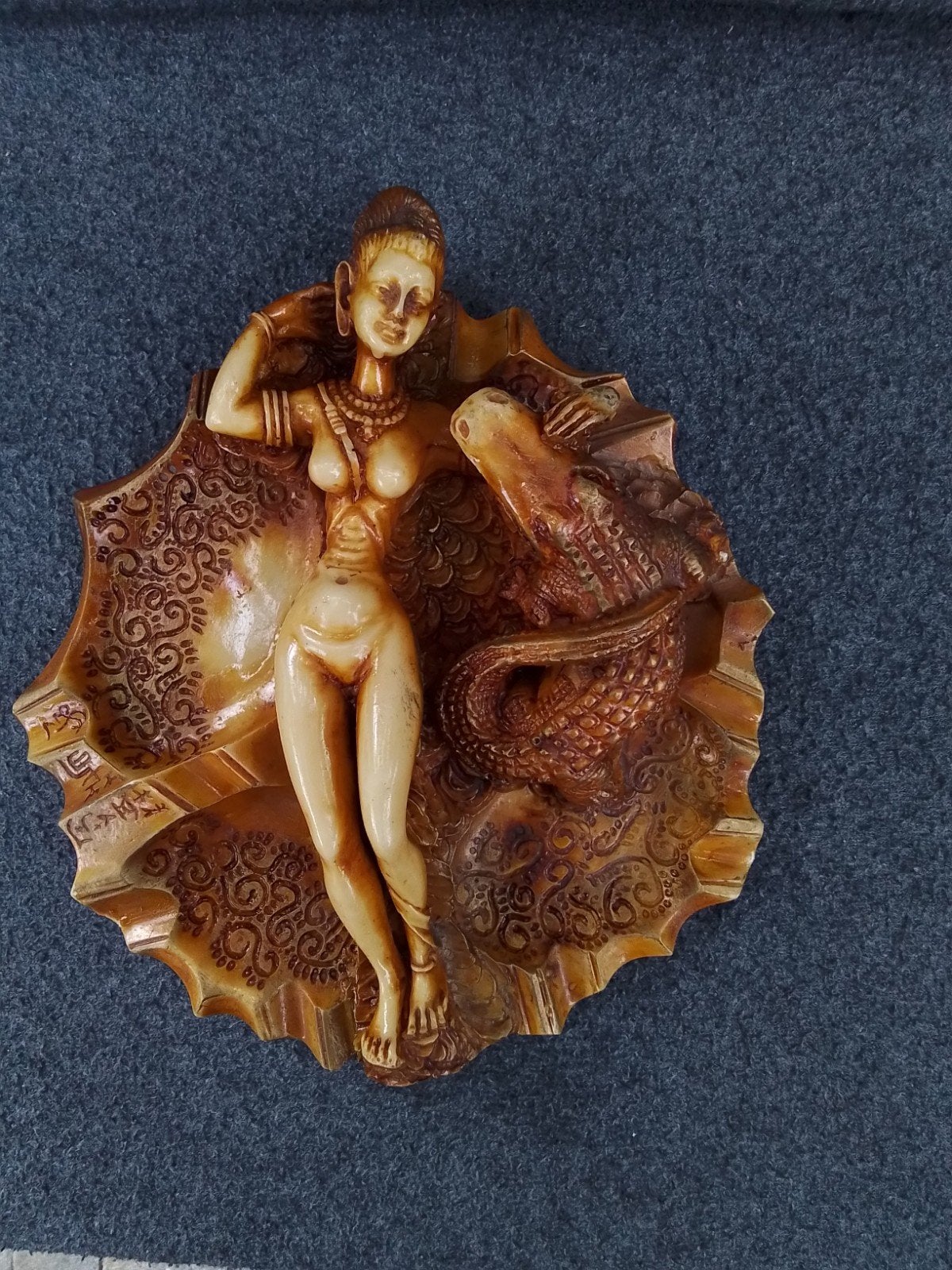 Chinese Polystone/Resin Bakje Jaren '70 - Vrouw en Krokodil, Overige typen, Ophalen of Verzenden, China, Versierd