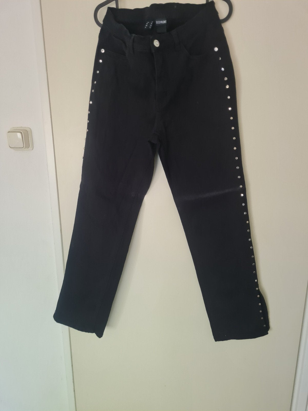 spijkerbroek met studs, Zwart, Maat 42/44 (L), Ophalen of Verzenden, Zo goed als nieuw