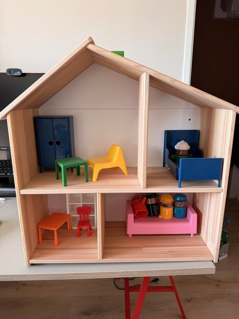 Ikea Flisat poppenhuis met meubels, Kinderen en Baby's, Speelgoed | Poppenhuizen, Ophalen, Zo goed als nieuw, Poppenhuis