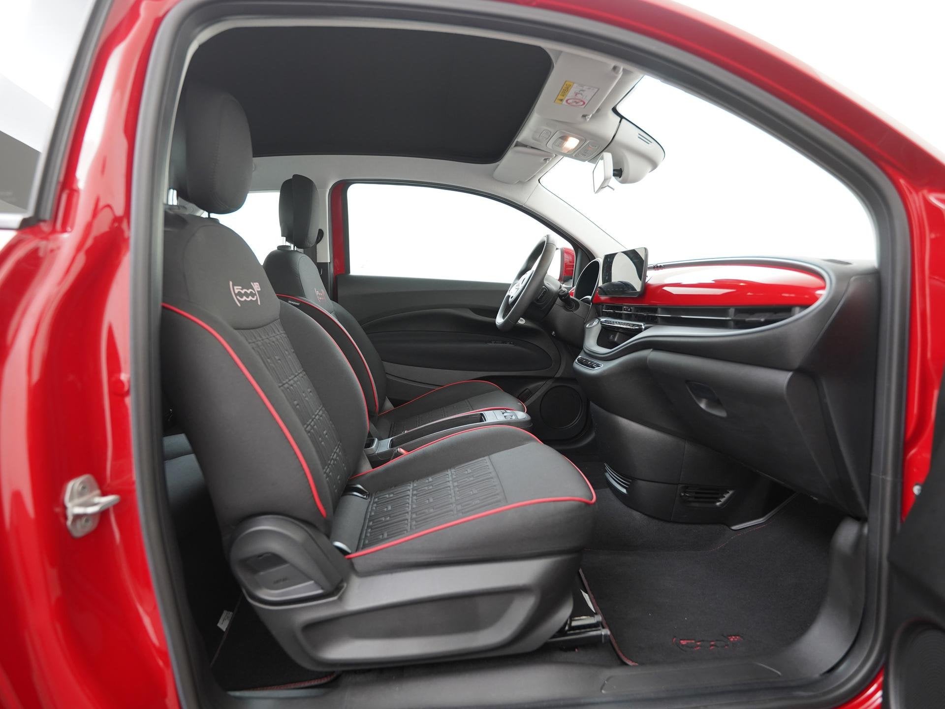 Fiat 500e C RED 42 kWh | SOH 100% | Camera | Navigatie | App, Auto's, Fiat, 12 maanden, Stof, 4 stoelen, Geïmporteerd