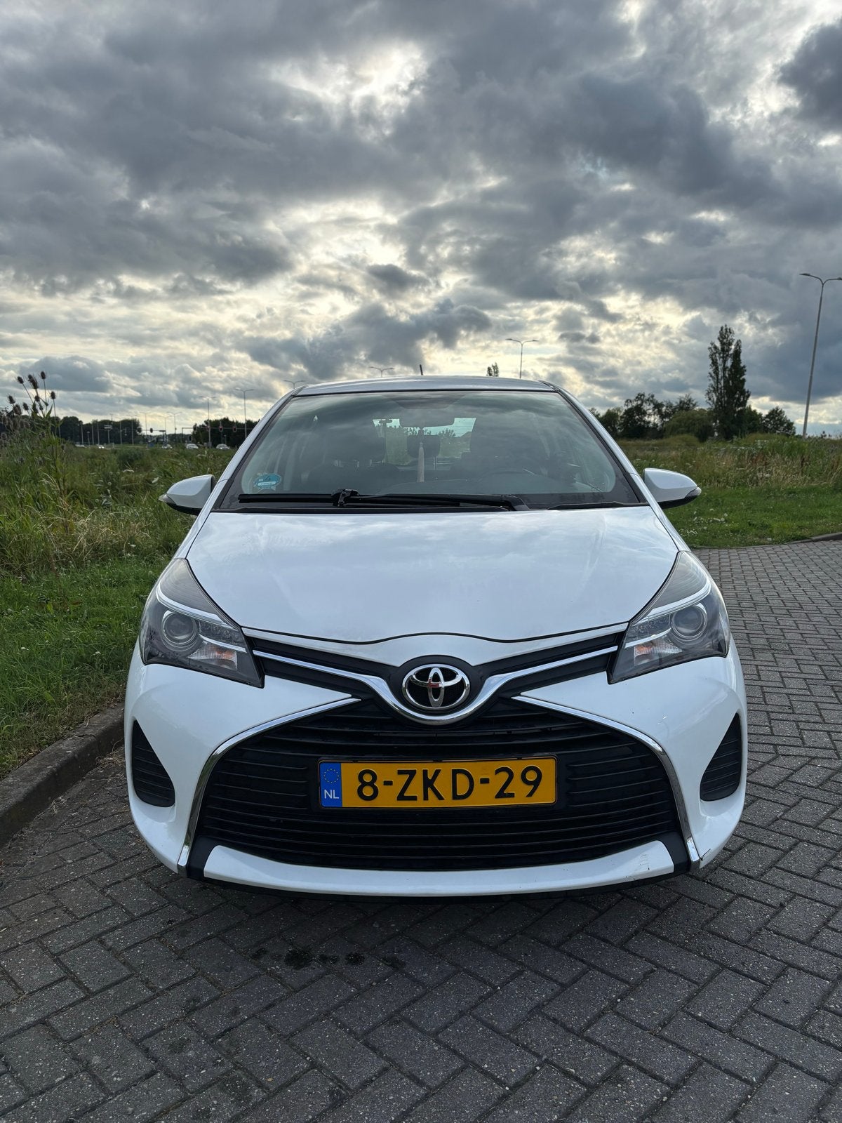 Toyota Yaris 1.3 16V Vvt-i 5DR CVT 2015 Wit, Auto's, 1025 kg, 40 €/maand, 4 cilinders, Wit