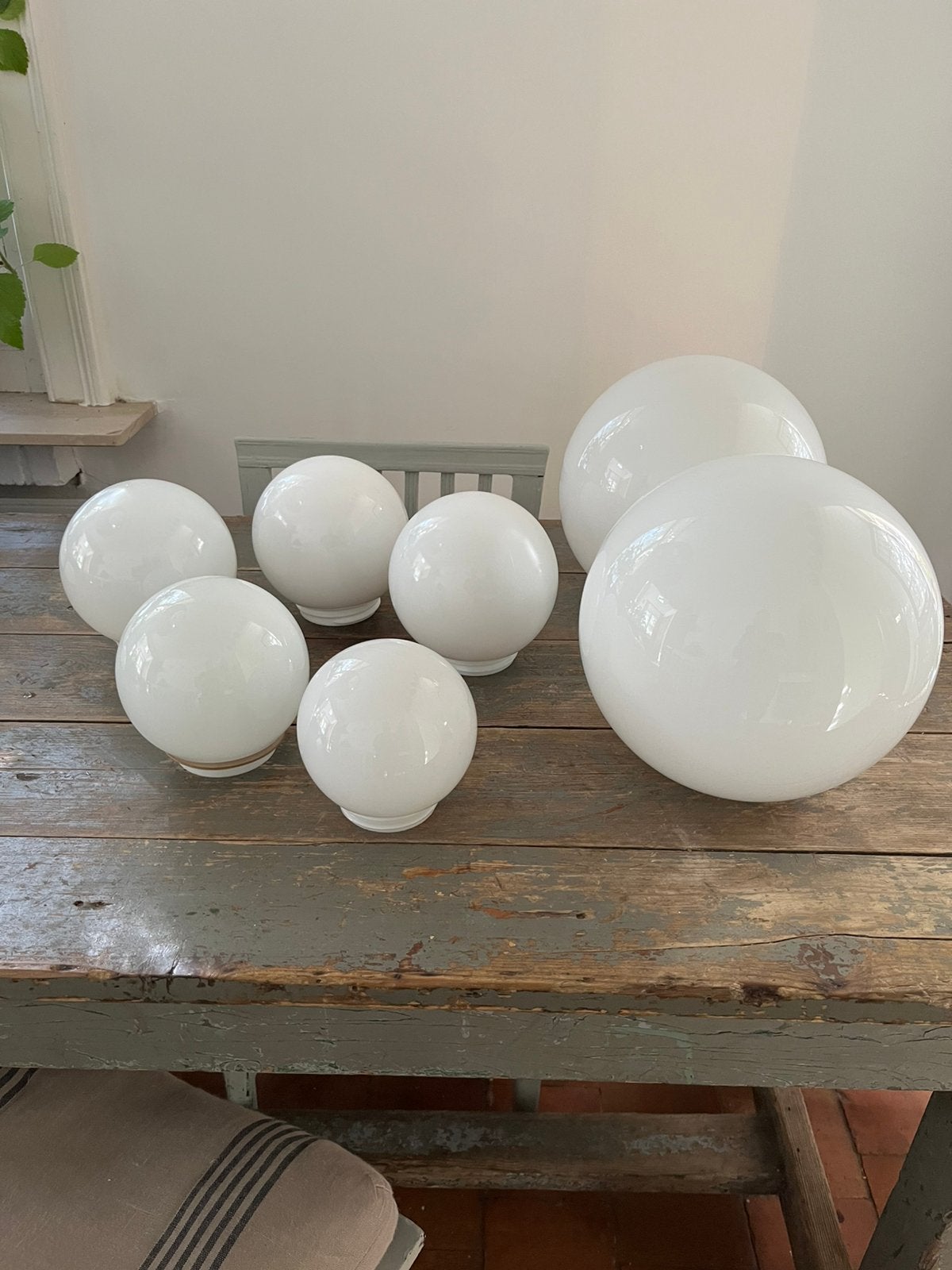 VINTAGE RETRO LAMP BOL MELKGLAS VEEL MATEN ZGSTAAT, Rond, Ophalen of Verzenden, Zo goed als nieuw, Glas