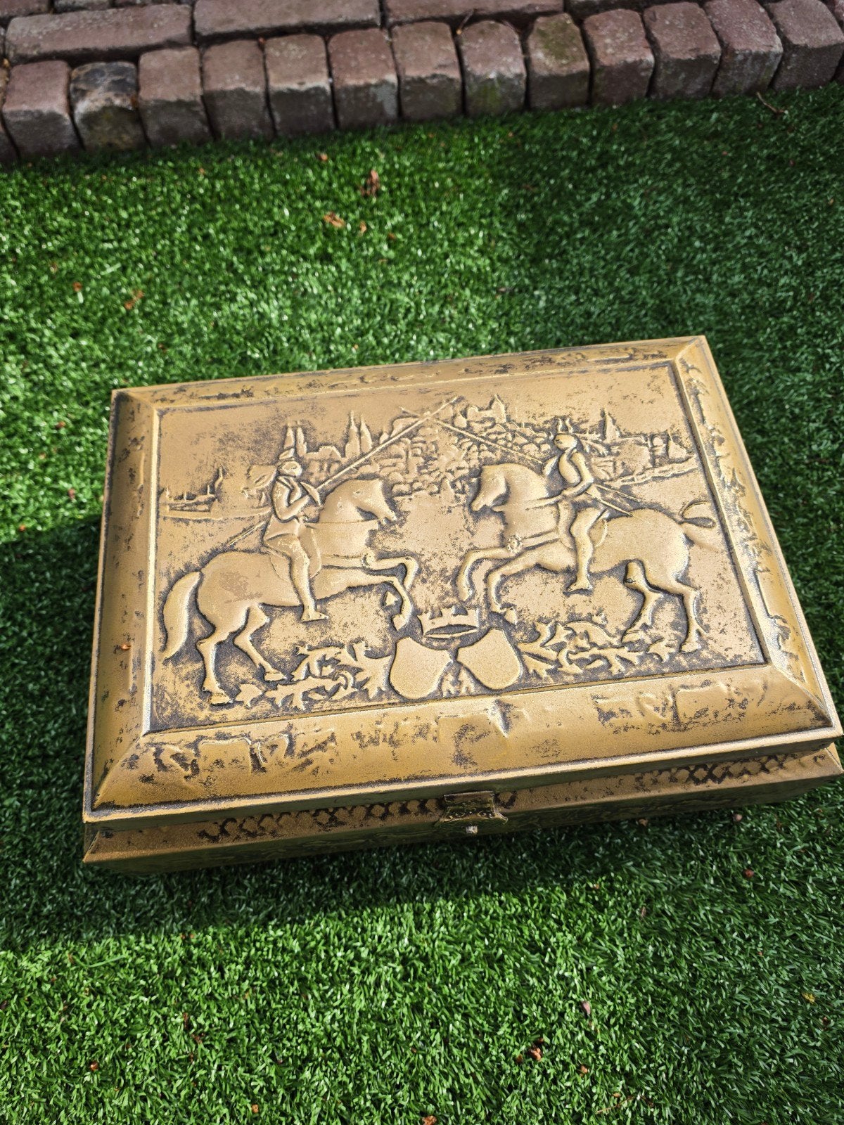 Antieke metalen doos met ridders te paard reliëf, Ophalen of Verzenden