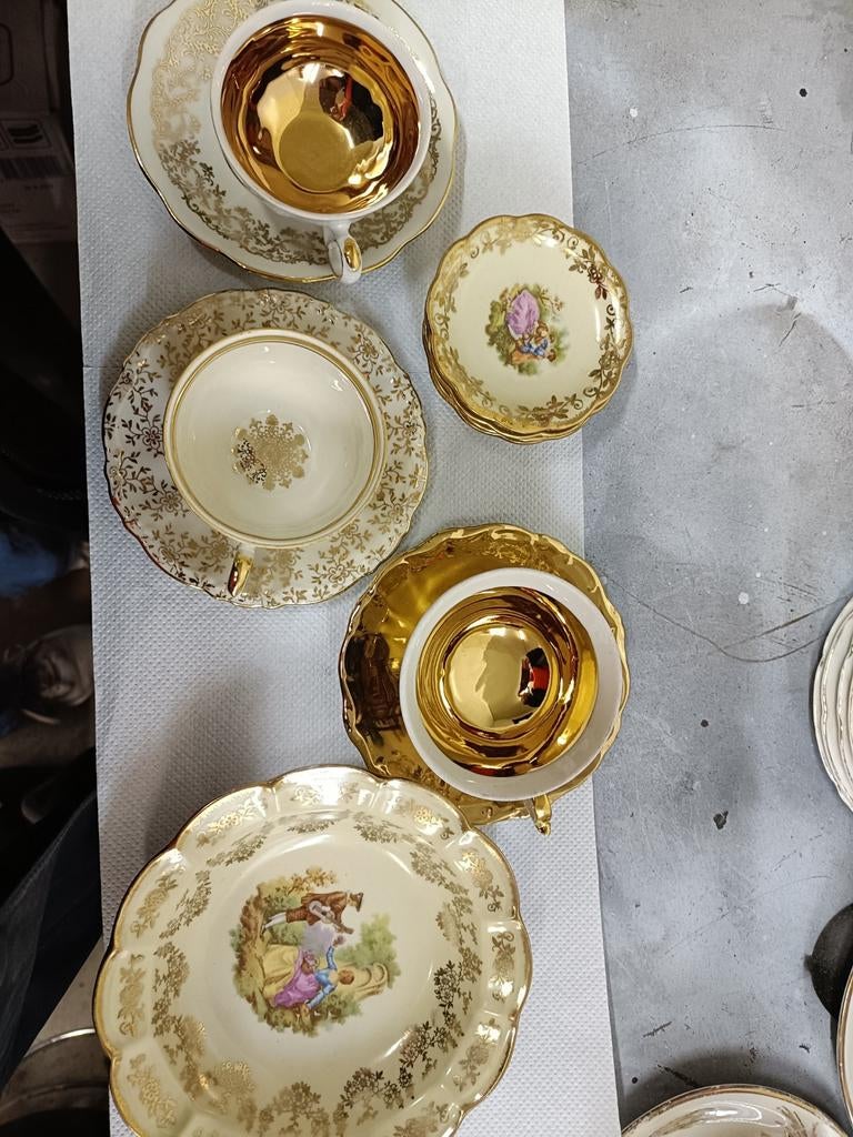 Antieke porseleinen kopjes en schotels met gouden decoratie, Ophalen