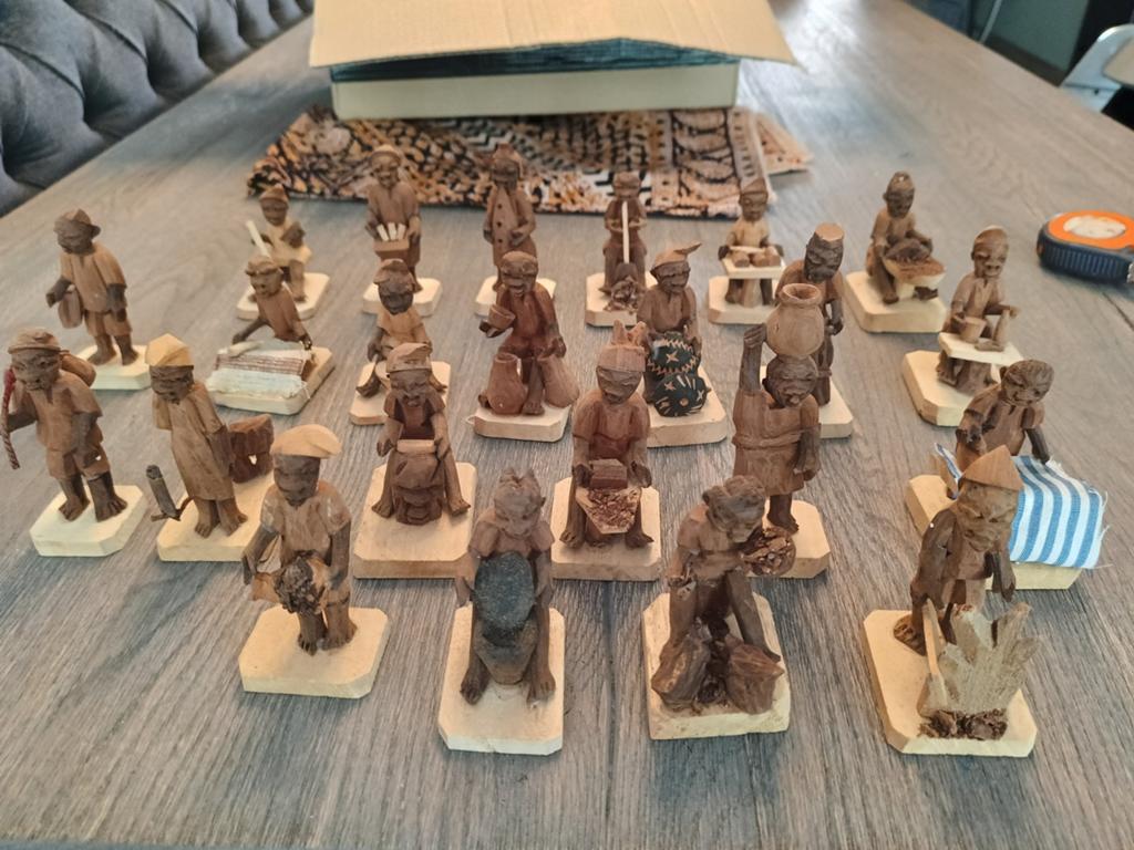 23 handgesneden houten volkskunstfiguur, Houtsnijwerk, Minder dan 20 cm, Ophalen of Verzenden, Scène