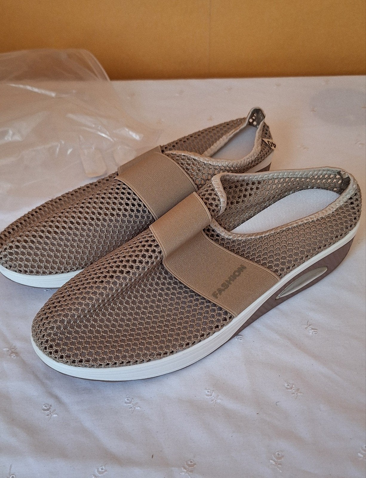 Comfortabele beige instappers maat 40, Kleding | Dames, Schoenen, Nieuw, Instappers, Beige, Ophalen of Verzenden