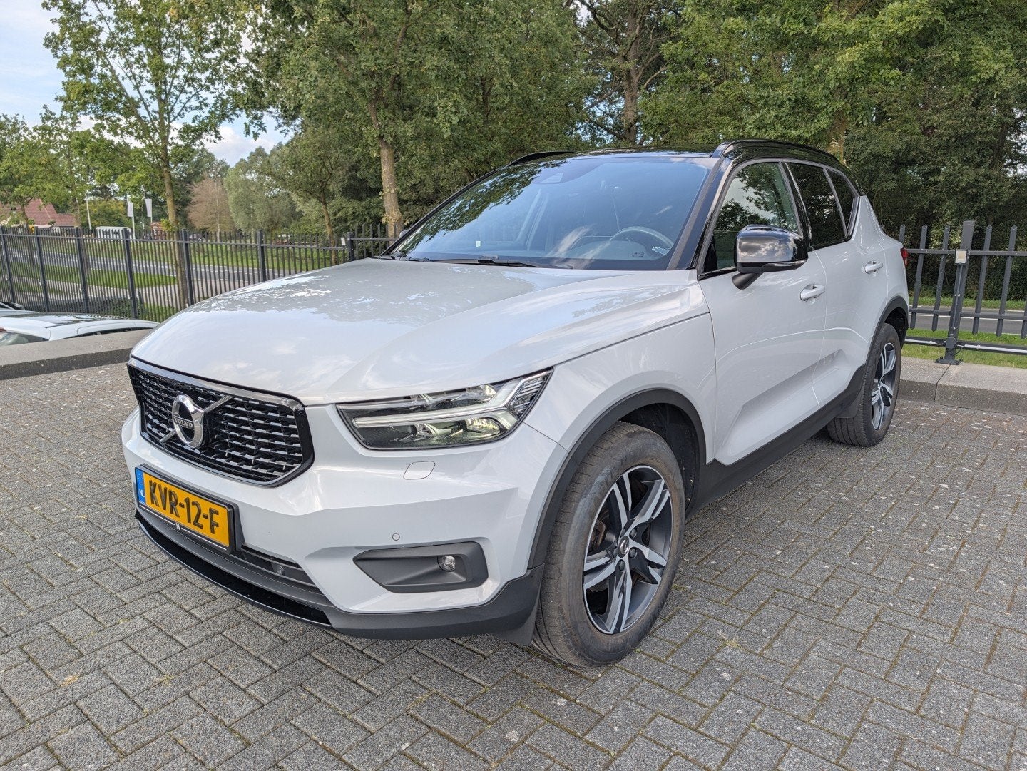 Volvo XC 40 T3 | R-Design | Trekhaak | PDC | Navi | LED | AC, Auto's, 1525 kg, Gebruikt, Met garantie (alle), Alcantara