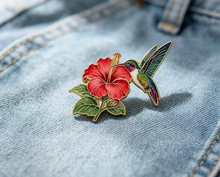 Mooie broche hibiscus met kolibri, Ophalen of Verzenden, Nieuw, Overige materialen