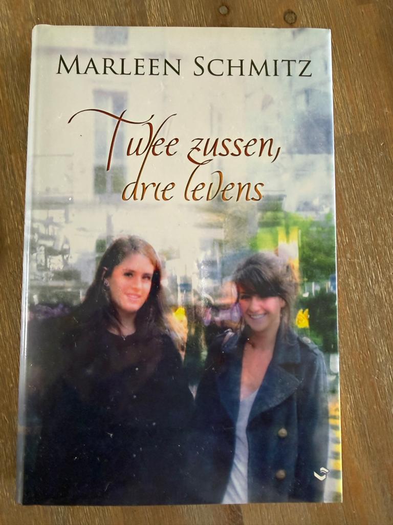 Twee zussen, drie levens - Marleen Schmitz, Ophalen of Verzenden, Gelezen, Nederland