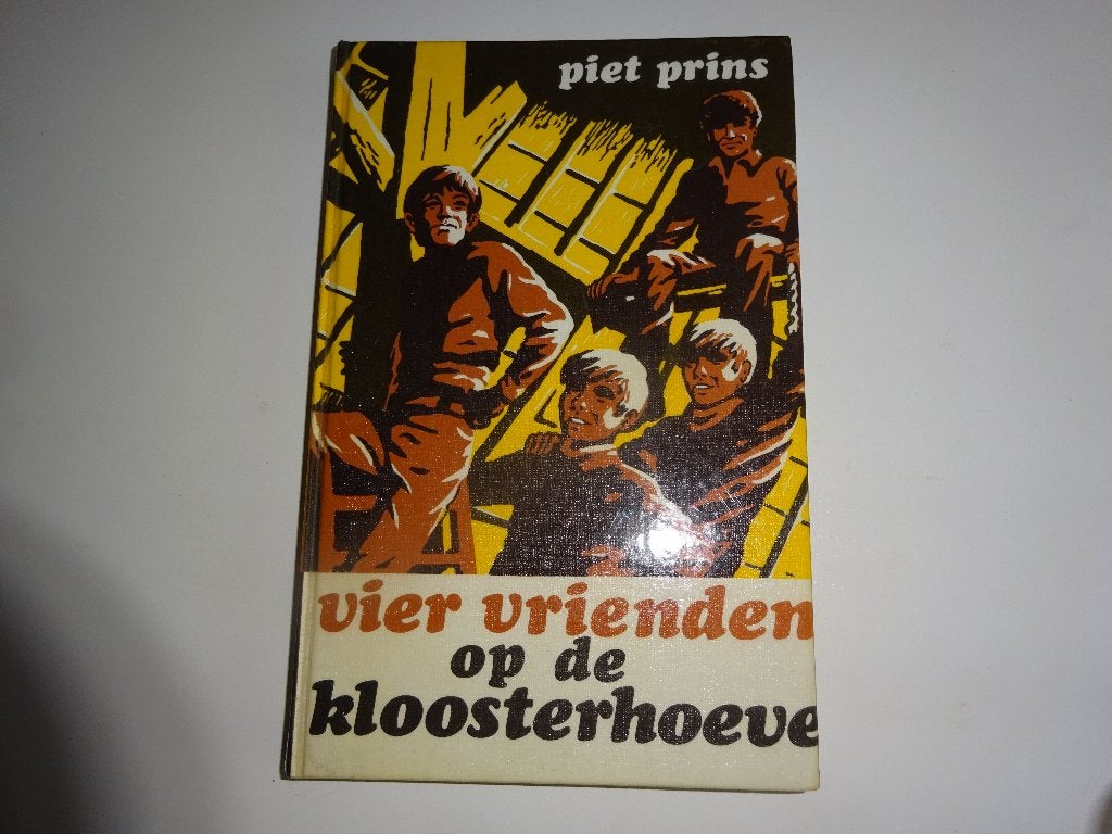 PIET PRINS - VIER VRIENDEN OP DE KLOOSTERHOEVE, Ophalen of Verzenden, Gelezen