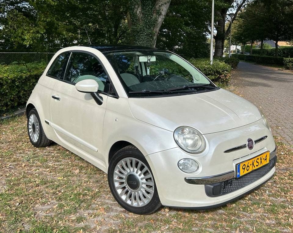Fiat 500 1.2 AUT 51KW 2010 2 sets banden APK 2027, Auto's, 1242 cc, 4 cilinders, Wit, Origineel Nederlands