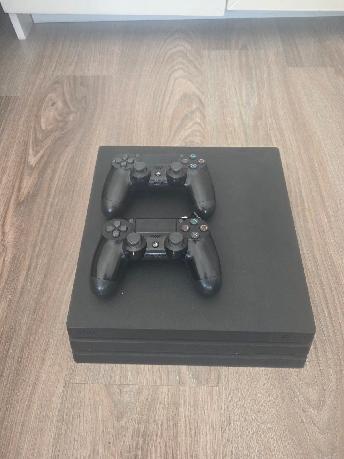 PlayStation 4 Pro 1TB met 2 controllers en kabels erbij, Ophalen, Met 2 controllers, Zo goed als nieuw, 1 TB
