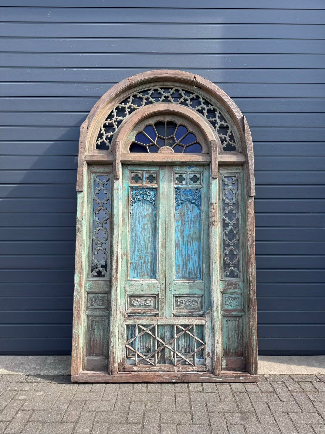 Antieke boogdeur met verweerde blauwgroene patina, Ophalen of Verzenden, Gebruikt, Hout