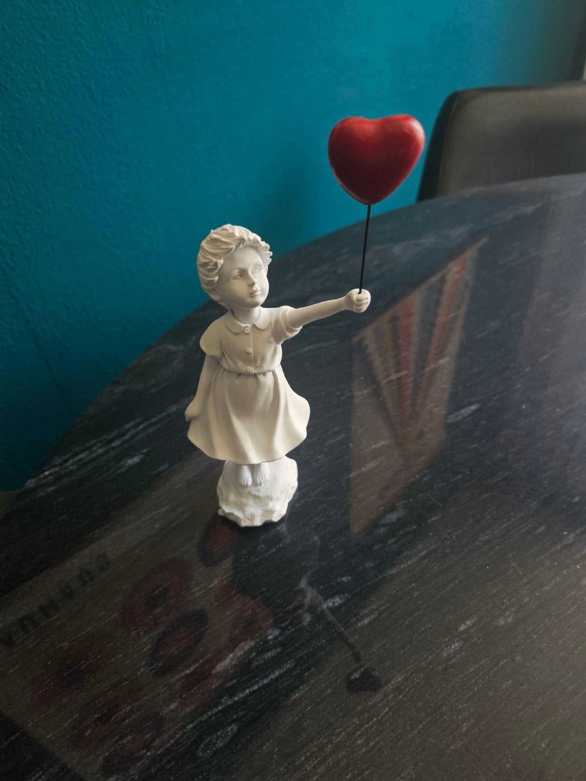 Beeldje meisje met hartjesballon - Romantische decoratie, Ophalen of Verzenden, Zo goed als nieuw, Modern, Wit