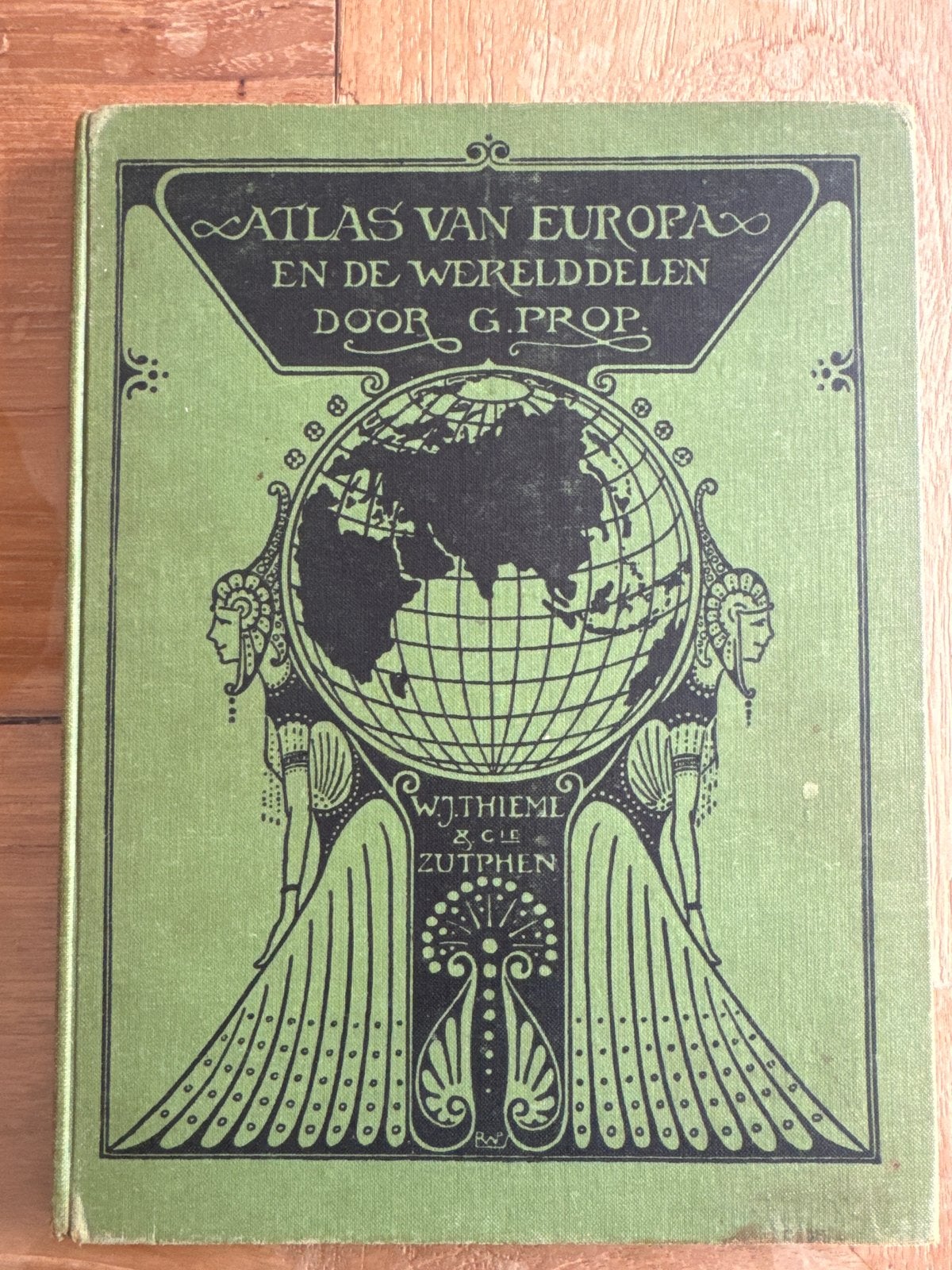 Atlas van Europa en de Werelddelen - G. Prop (1958), Boeken, Atlassen en Landkaarten, Gelezen, Overige atlassen, 2000 tot heden