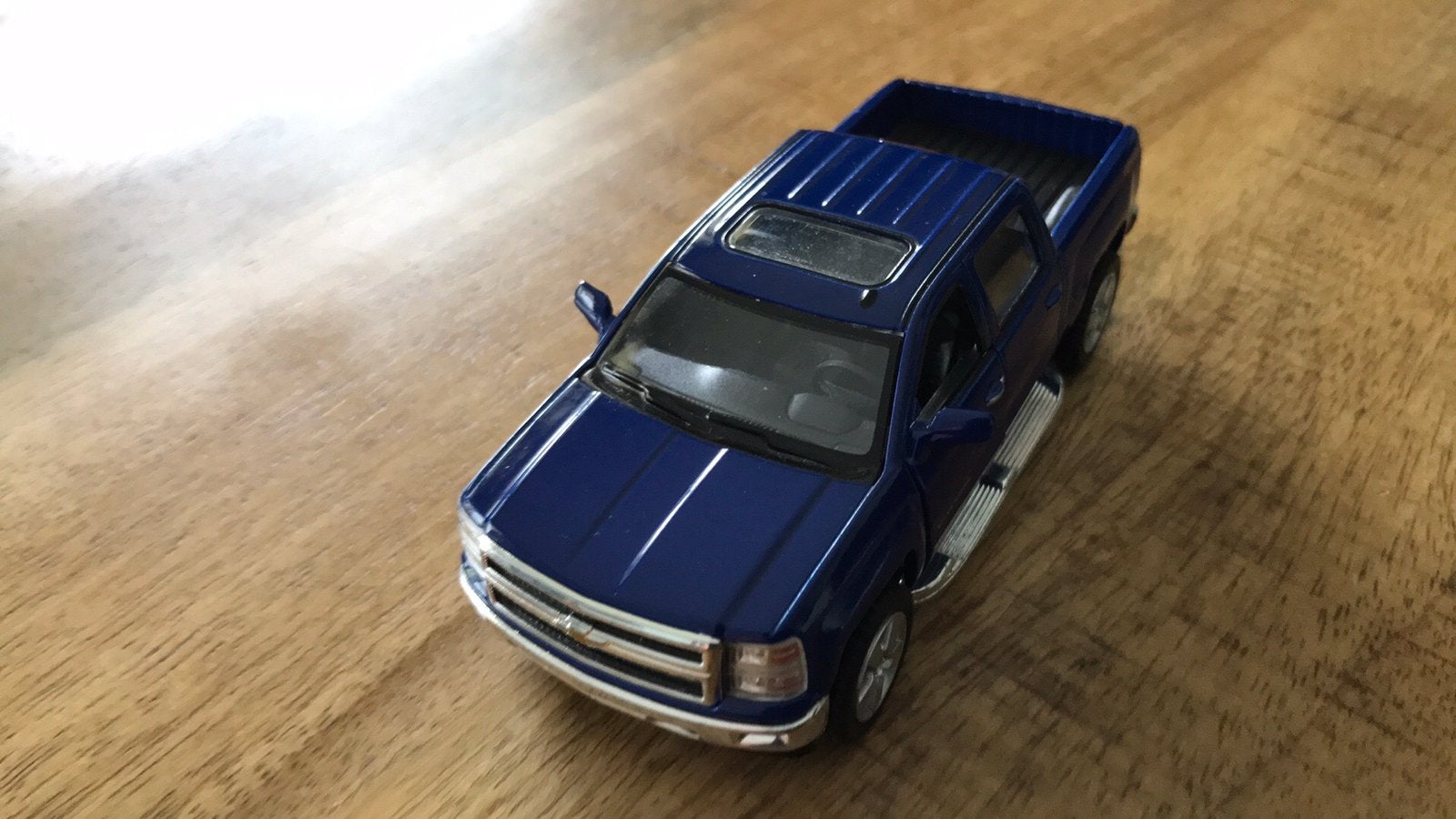 Chevrolet Silverrado 4x4 donkerblauw 1:46 alles kan open €10, Ophalen of Verzenden, Nieuw, Auto, Overige merken