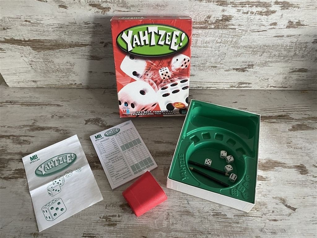 Yahtzee! mb spellen nieuwere versie [s1000], Hobby en Vrije tijd, Gezelschapsspellen | Bordspellen, Verzenden, Zo goed als nieuw
