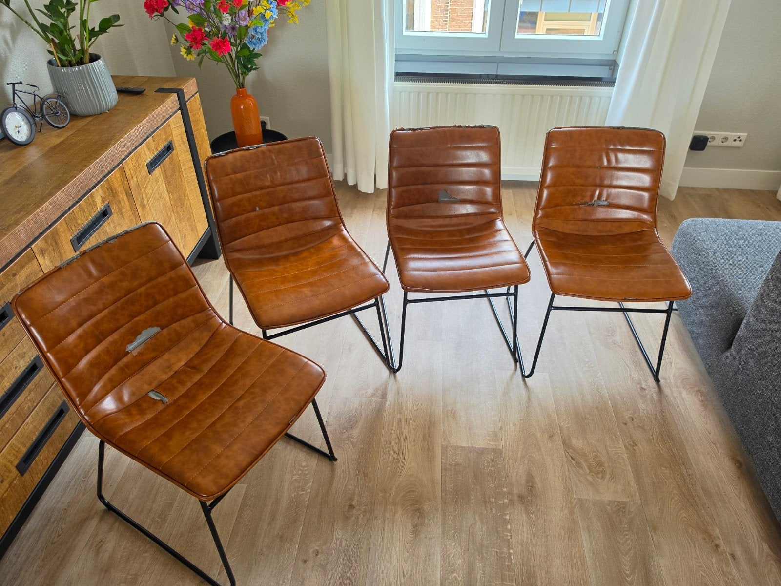(GRATIS) Set van 4 bruine eetkamerstoelen met gebruikssporen, Ophalen, Gebruikt, Bruin, Overige materialen