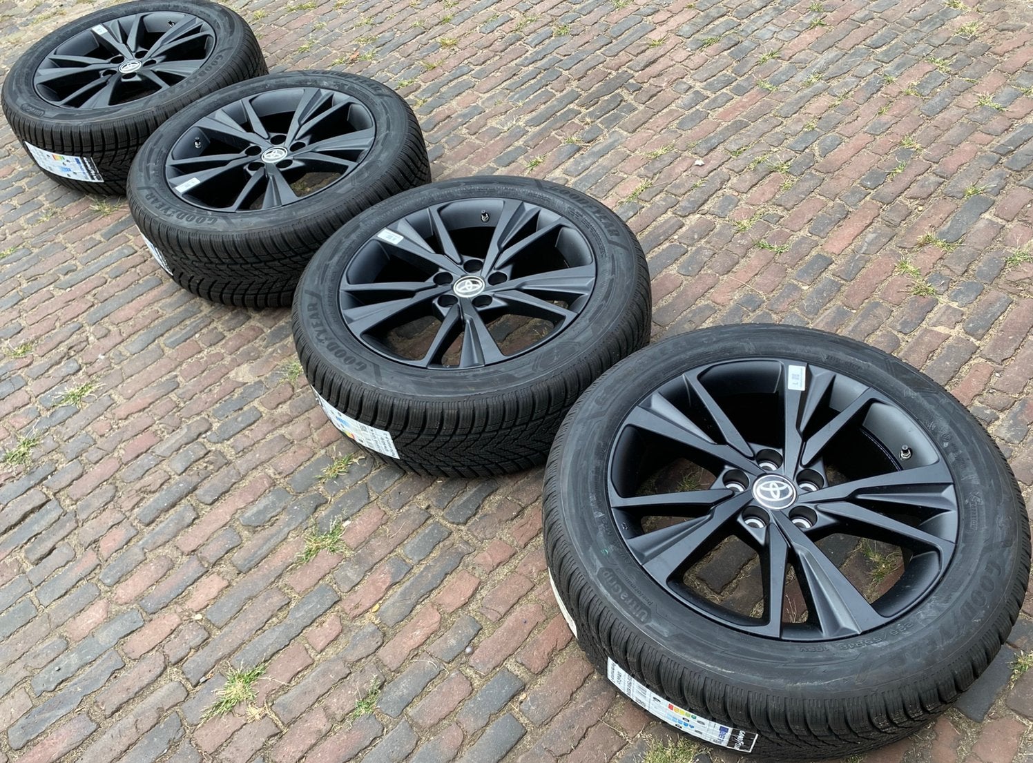 NIEUWE zwarte 18” Toyota CHR 2025 velgen TPMS winterbanden, Auto-onderdelen, Banden en Velgen, 18 inch, Banden en Velgen, Nieuw