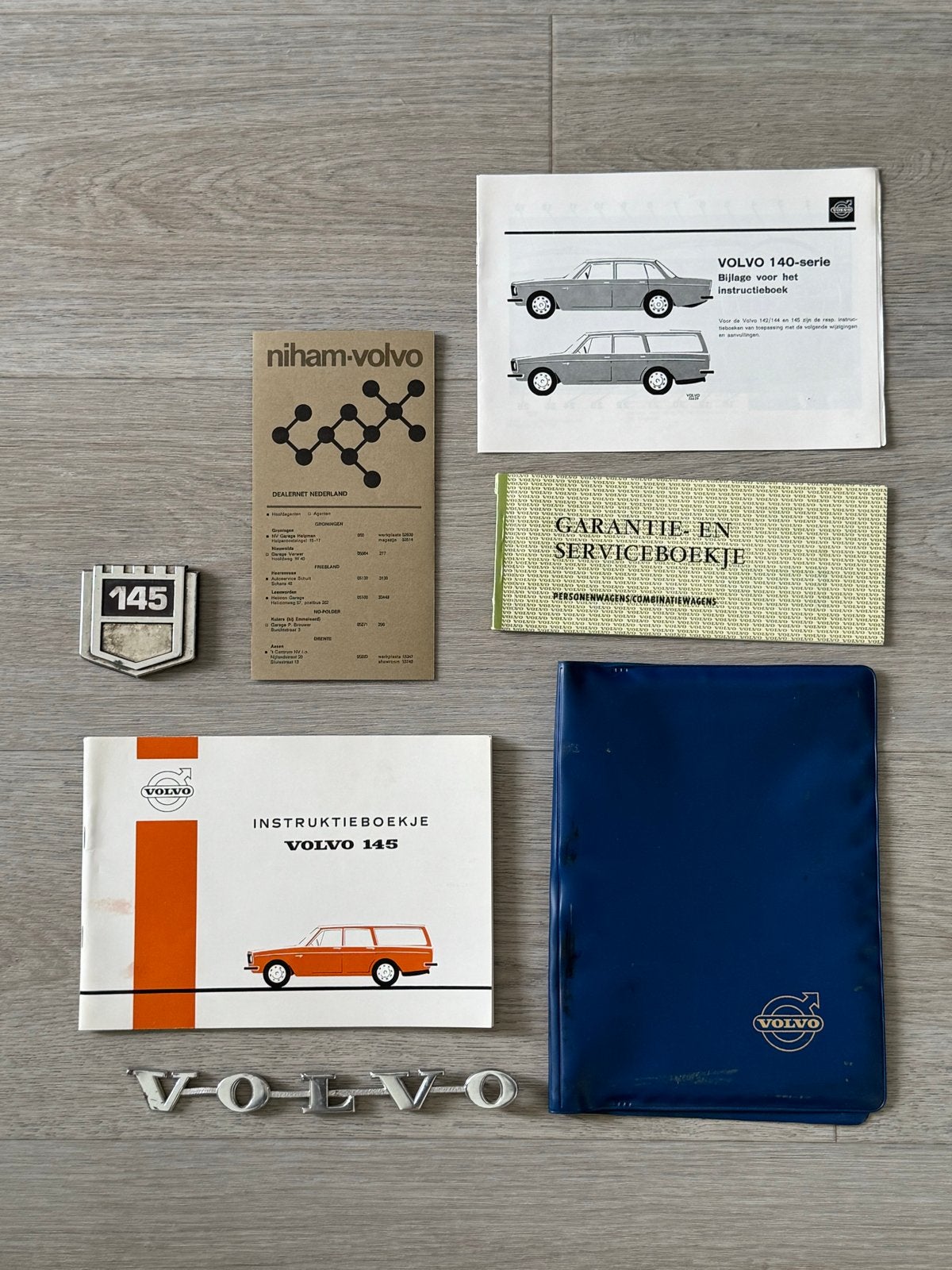 Volvo 145 handleiding, documentatie en emblemen, Ophalen of Verzenden, Zo goed als nieuw, Volvo