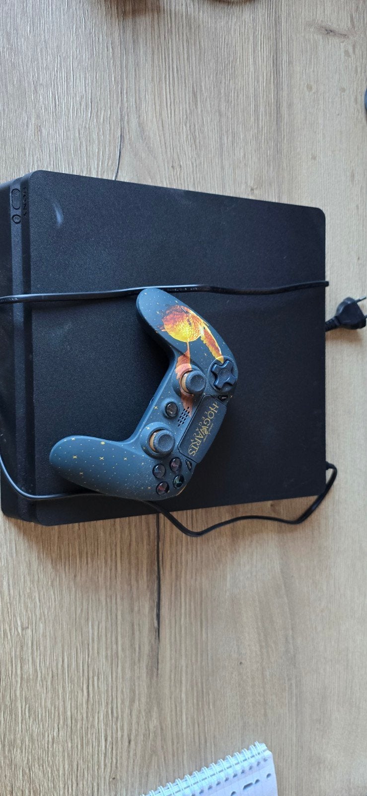 PlayStation 4 Slim CUH-2116A met Hogwarts Legacy controller, Spelcomputers en Games, 500 GB, Ophalen of Verzenden, Zo goed als nieuw