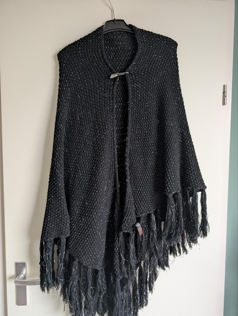 Zwarte gebreide poncho met franjes, Onbekend, Ophalen of Verzenden, Zo goed als nieuw, Zwart
