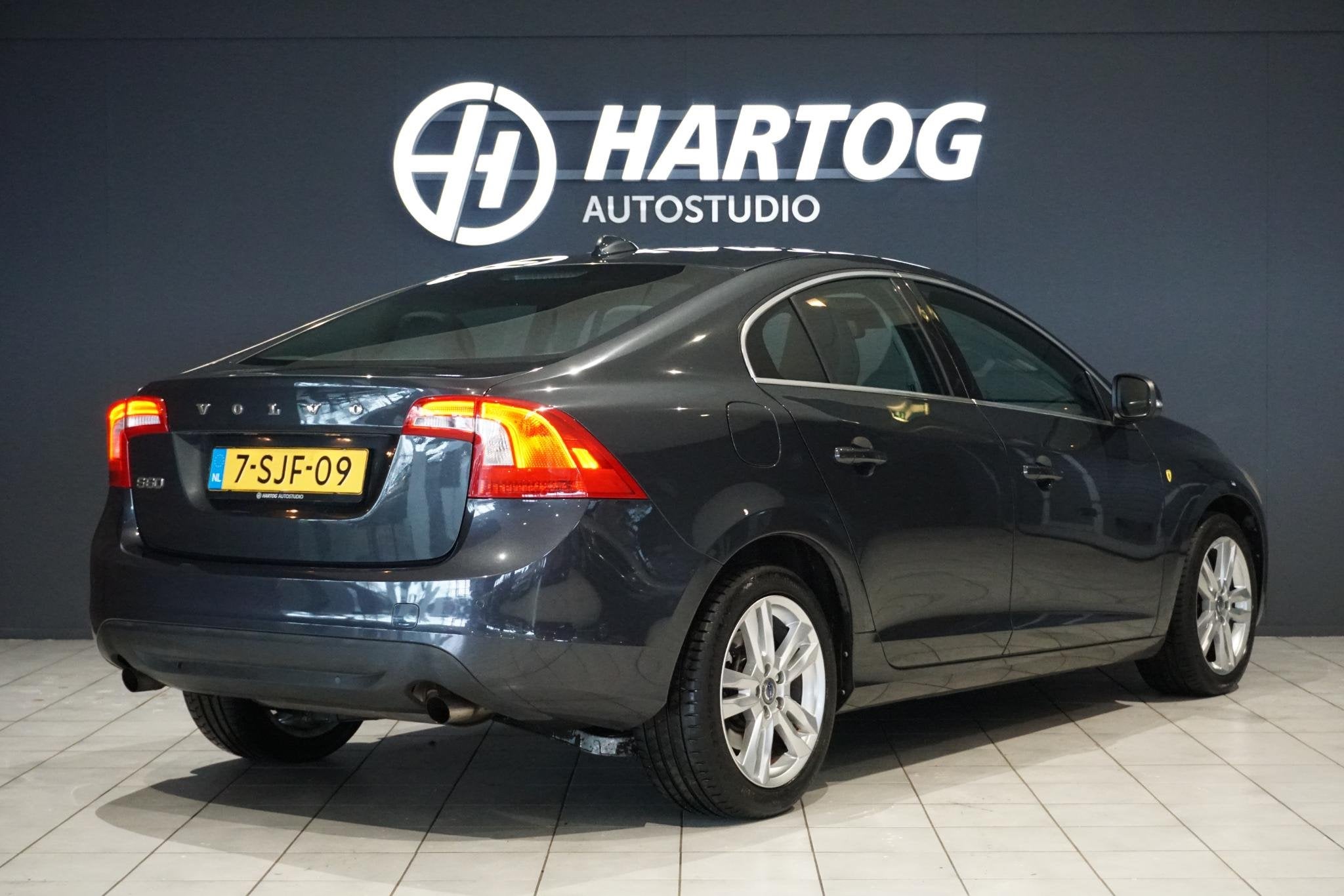 Volvo S60 1.6 T3 Summum + NAVIGATIE / BLUETOOTH / LMV, Voorwielaandrijving, 15 km/l, Gebruikt, 4 cilinders