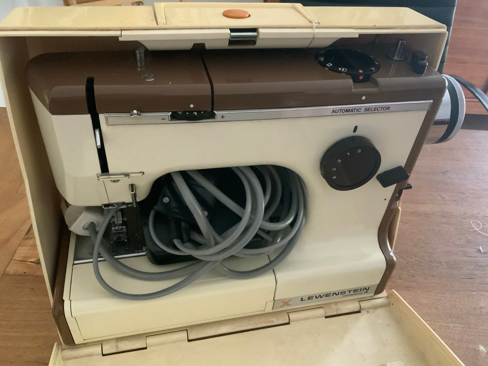 Lewenstein Compacta 4 naaimachine, Hobby en Vrije tijd, Naaimachines en Toebehoren, Ophalen of Verzenden, Gebruikt, Naaimachine