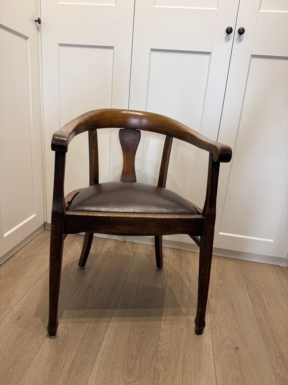 Antieke houten kappersstoel met leren zitting, Ophalen