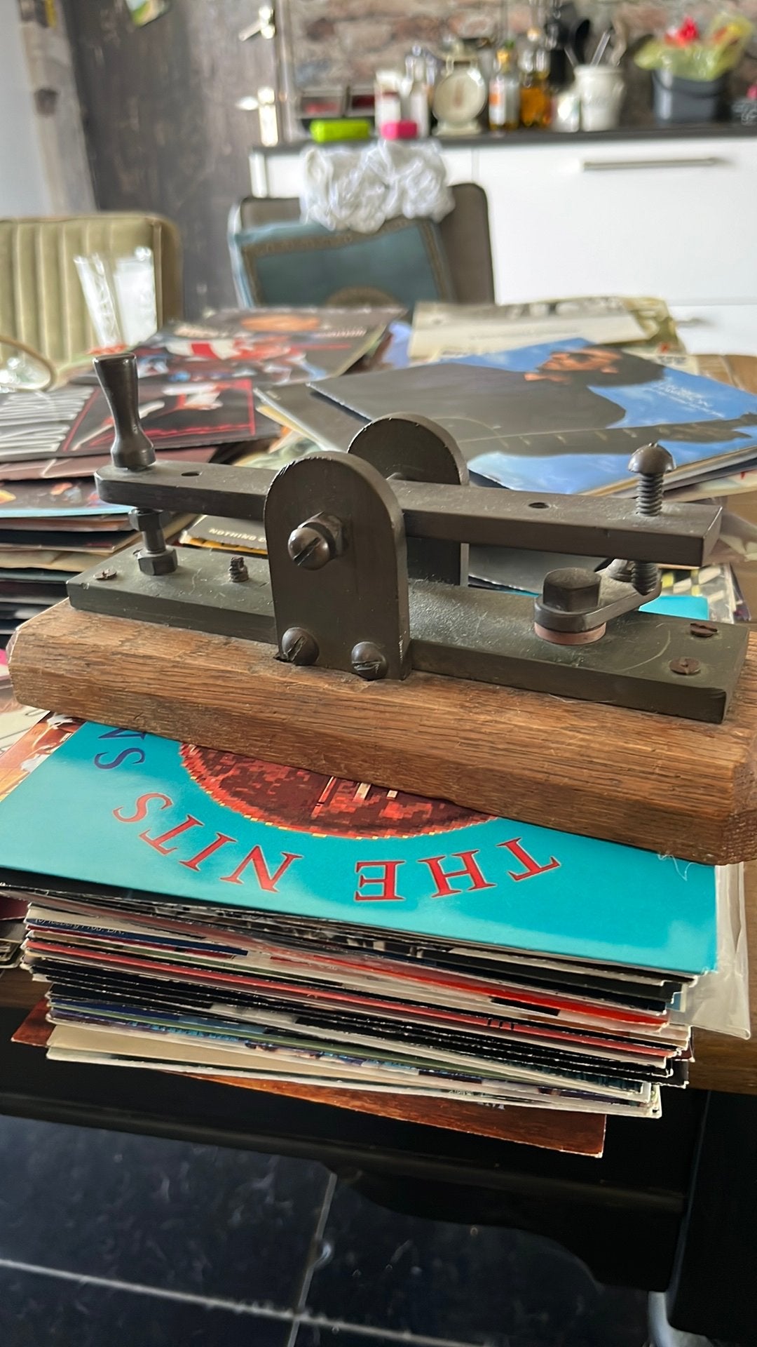 Morse sleutel koper op een eikenhouten plank, Ophalen of Verzenden