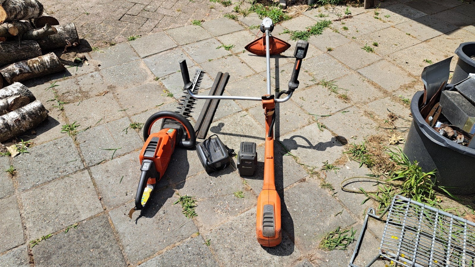 Husqvarna accu set heggenschaar en bosmaaier met accu+lader, Ophalen, Accu, Divers, 30 tot 50 cm