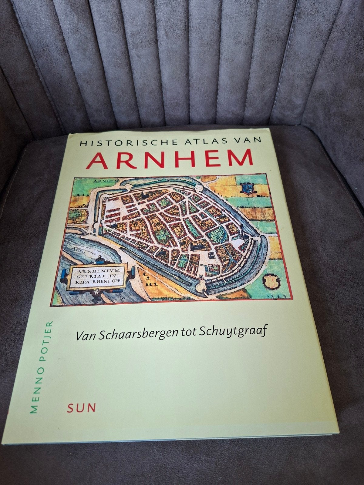 Historische Atlas van Arnhem - Van Schaarsbergen tot, Overige atlassen, 2000 tot heden, Ophalen of Verzenden, Zo goed als nieuw