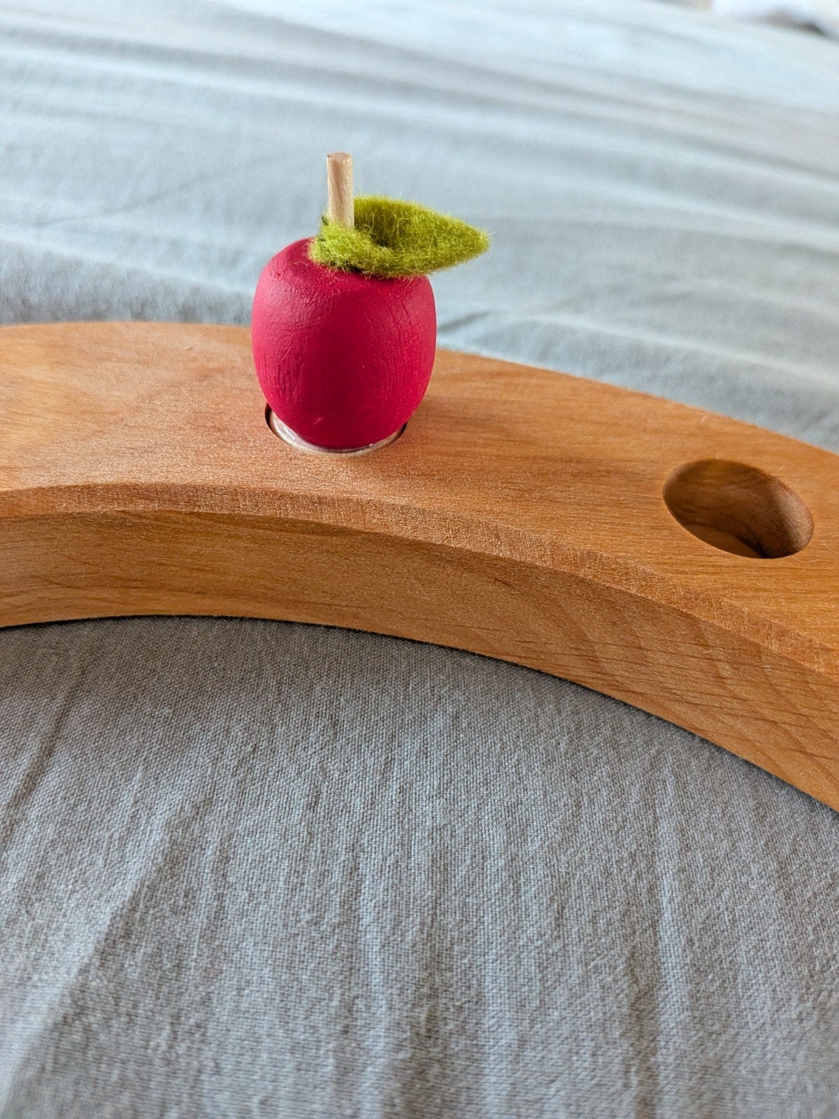 Grimms houten appel steker voor jaarring, Hobby en Vrije tijd, Ophalen of Verzenden