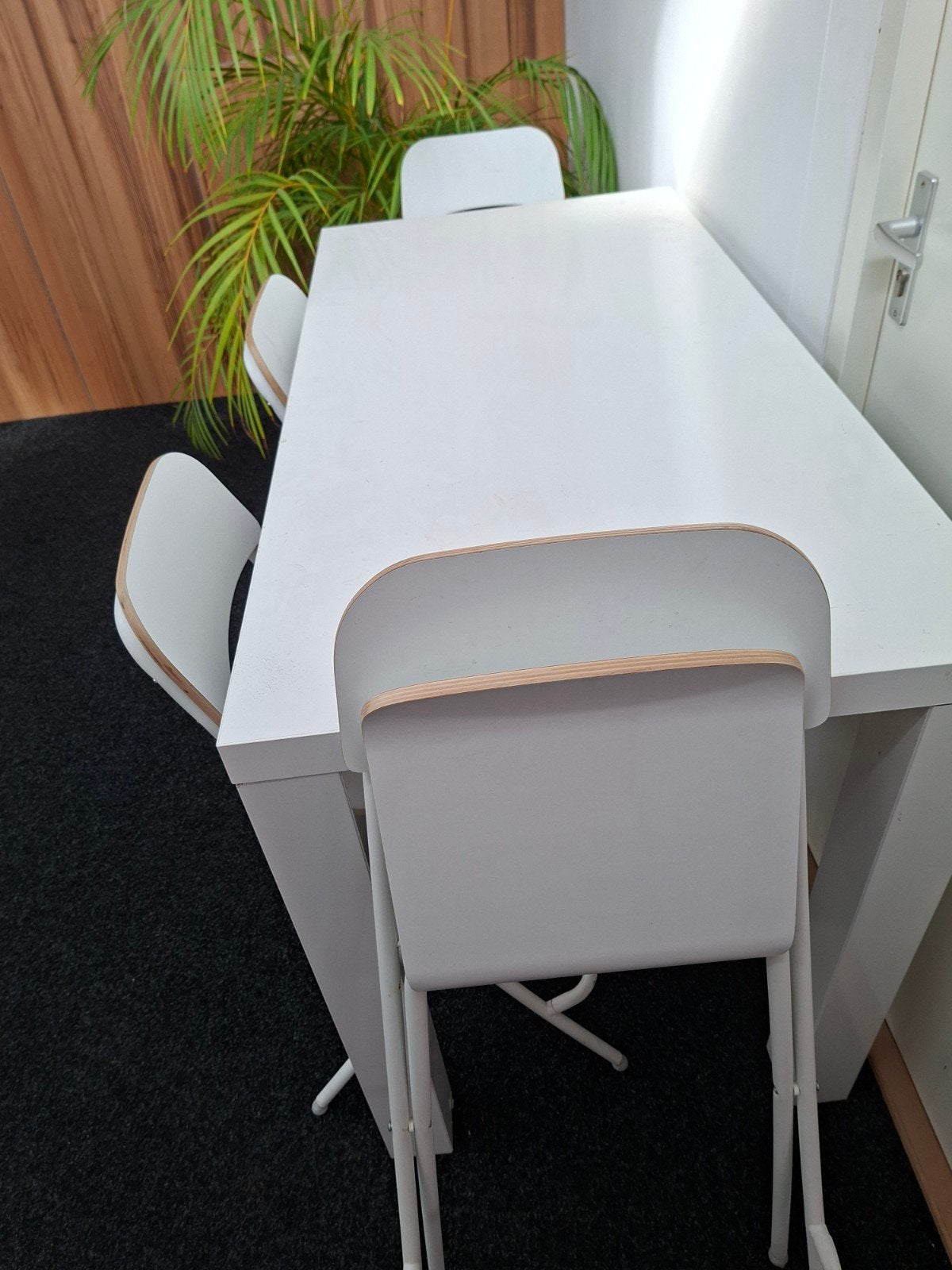 Witte eettafel met 4 stoelen - Modern en functioneel, Huis en Inrichting, Tafels | Eettafels, Gebruikt, 100 tot 150 cm, 50 tot 100 cm