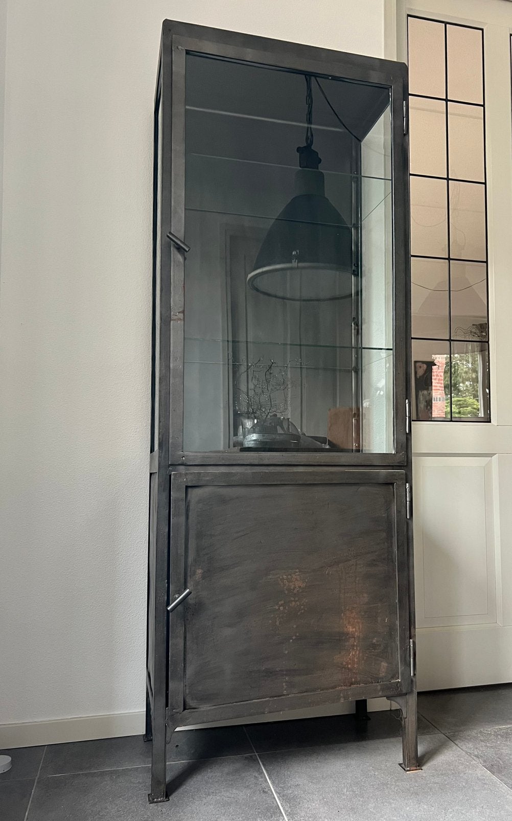 Metalen vitrinekast industrieel, Huis en Inrichting, Kasten | Vitrinekasten, Ophalen, Gebruikt, 50 tot 100 cm, Metaal