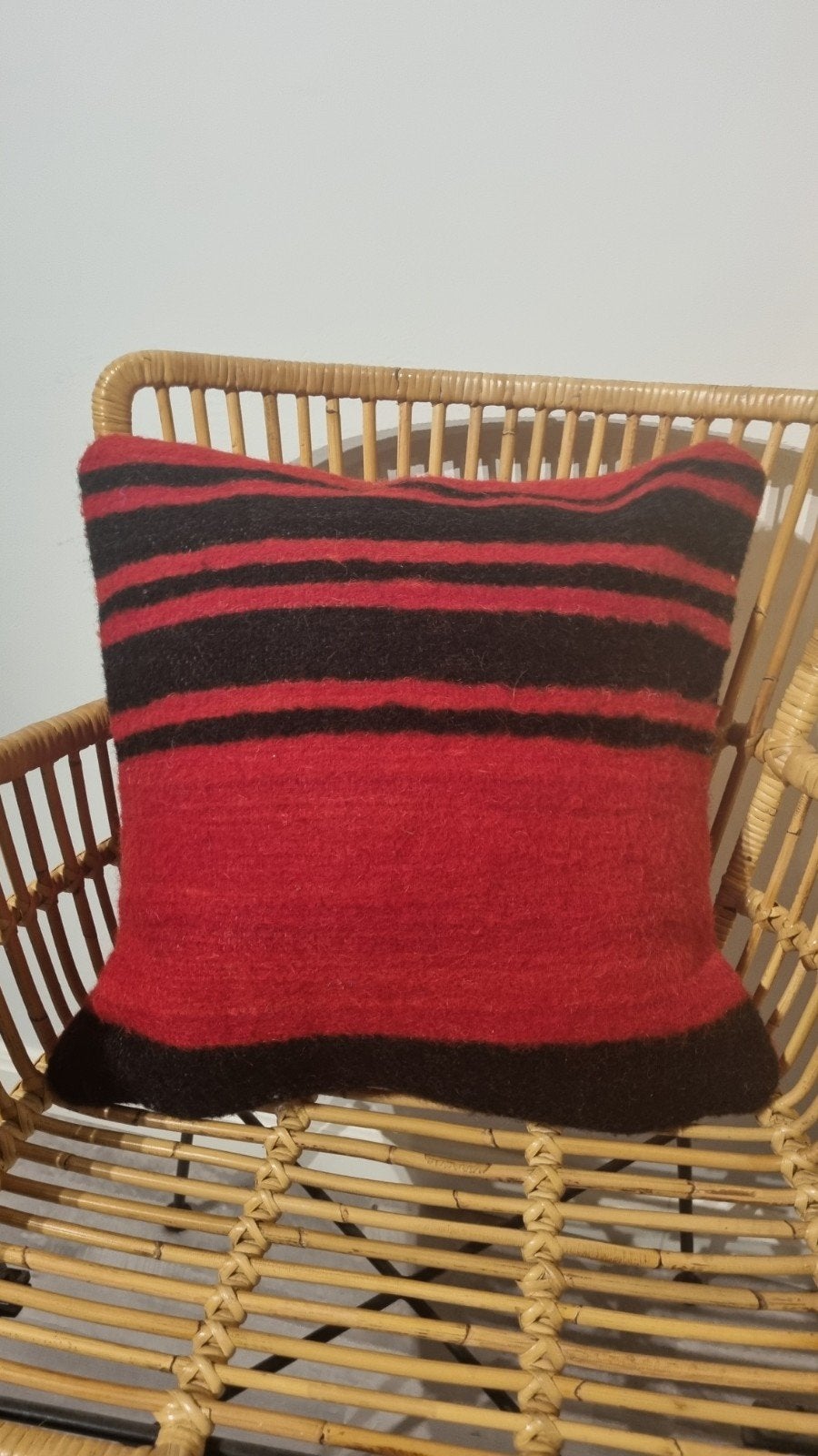 Rood met zwart gestreept sierkussen, Gebruikt, Met print, Sierkussen, Rechthoekig