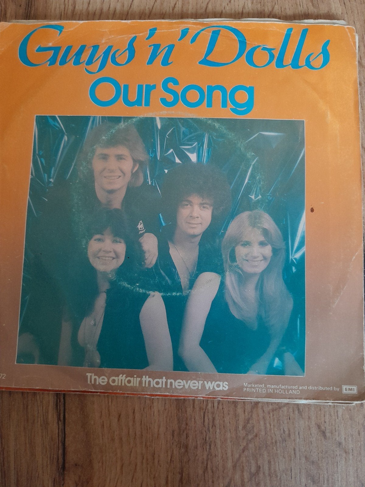 guys ,n, dolls 7 inch our song, Ophalen of Verzenden, Zo goed als nieuw, Pop
