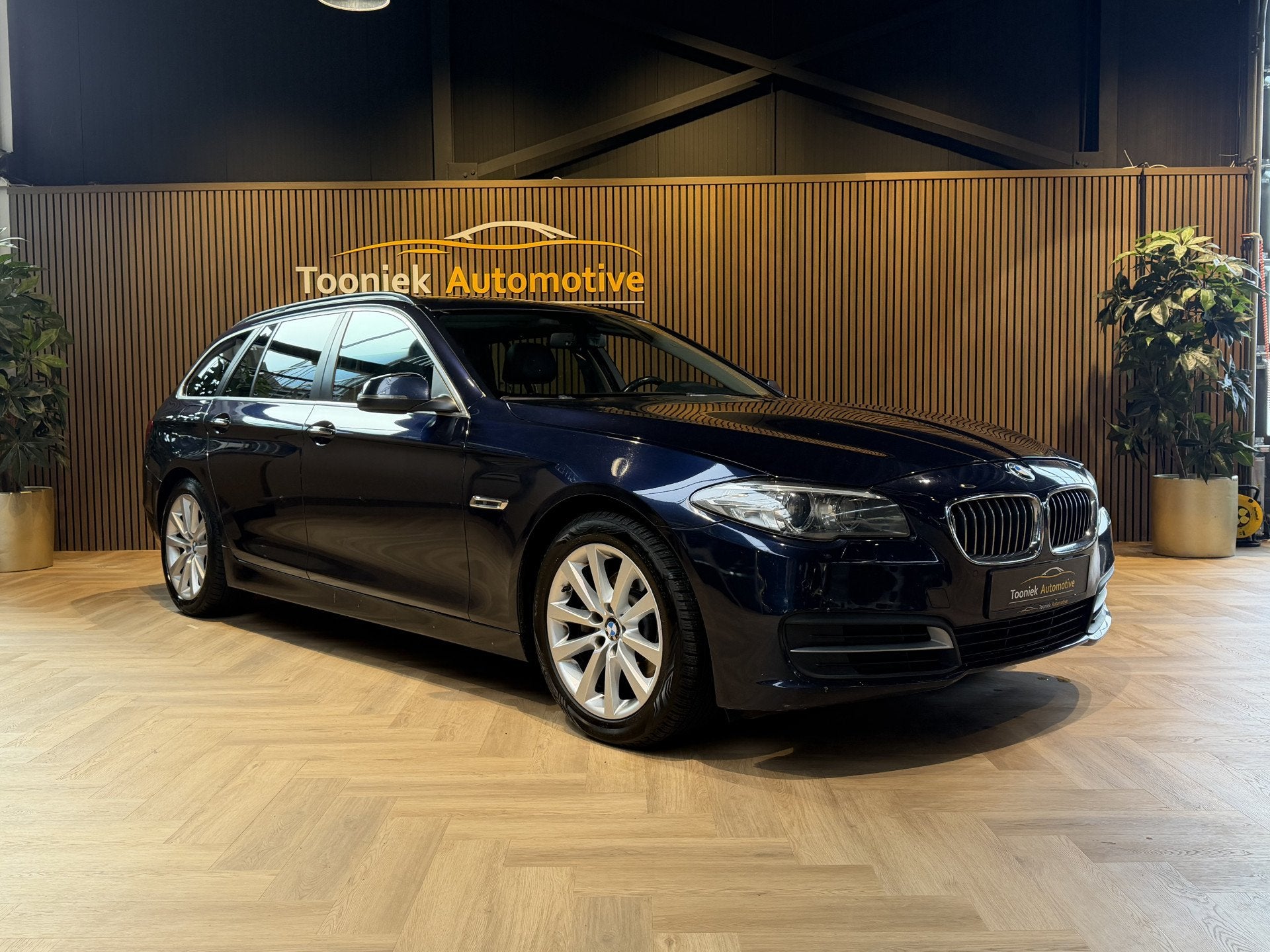 BMW 5 Serie Touring 520d M Sport Edition (bj 2015), Auto's, Dealer onderhouden, Achterwielaandrijving, 4 cilinders, Blauw