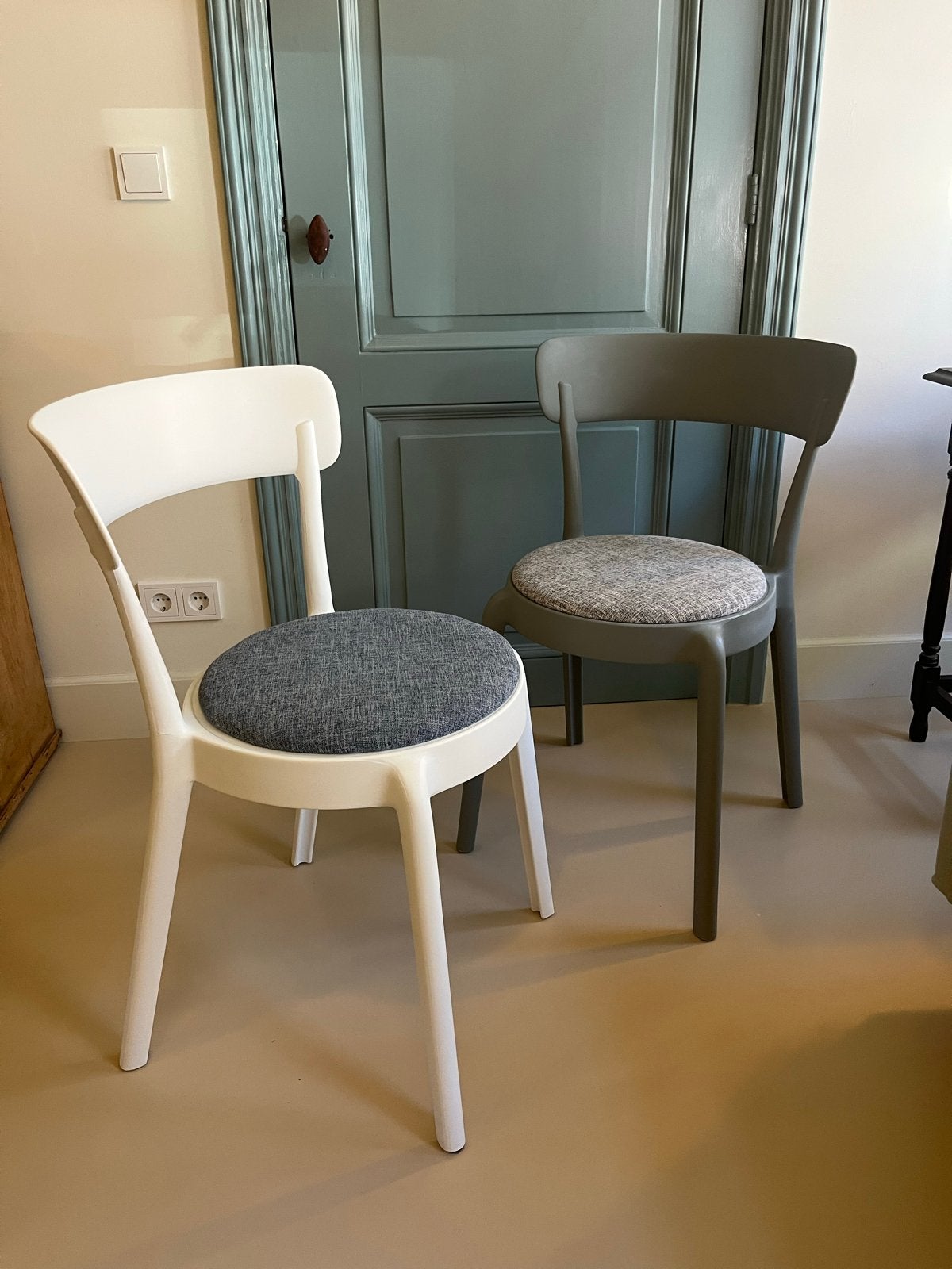 Set van 2 MOOS Hoppe eetkamerstoelen, Ophalen, Kunststof, Gebruikt, Twee