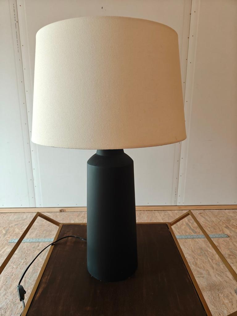 Grote tafellamp met zwarte voet en beige kap, Ophalen, Gebruikt, Modern, Sfeervol, 75 cm of meer