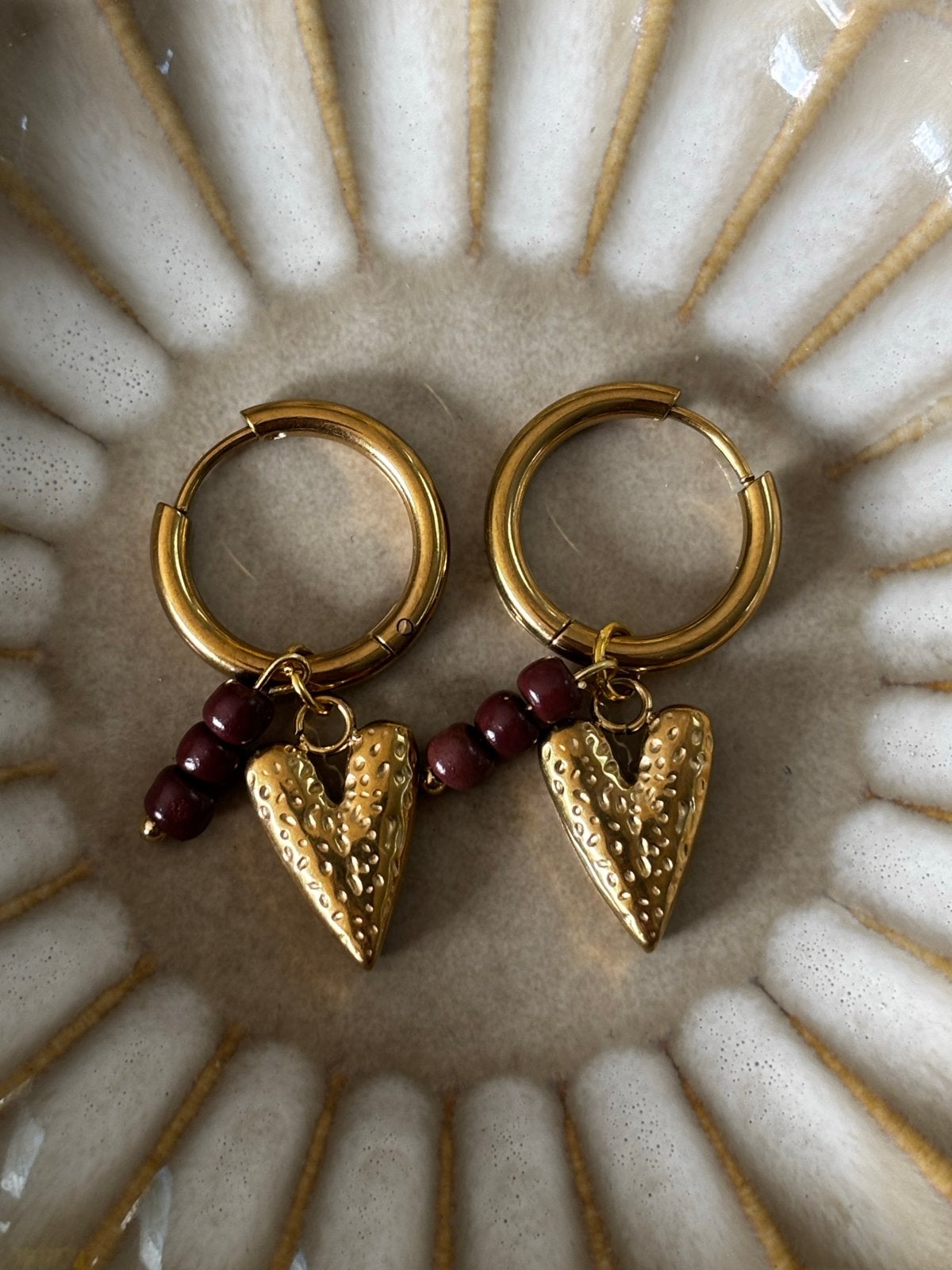 Gouden Oorbellen met Hartjes en Rode Kralen, Ophalen of Verzenden, Zo goed als nieuw, Goud, Hangers