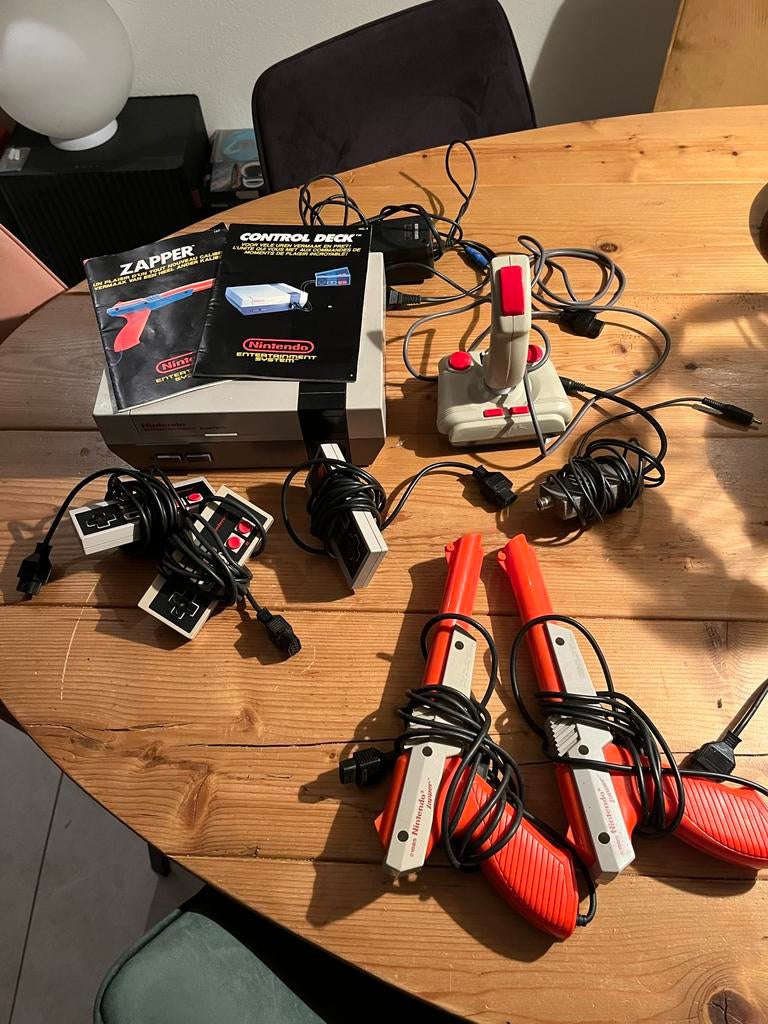 Nintendo NES 8-bit console met 3 controllers, 2 pistolen en, Spelcomputers en Games, Ophalen of Verzenden, Gebruikt
